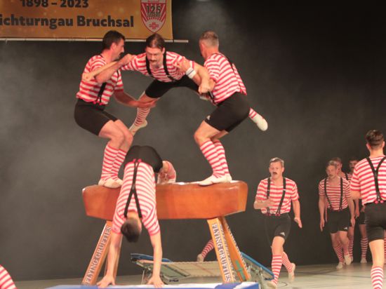 Mehrere Männer des TV Obergrombach zeigen ihr Können bei einer Turngala des Kraichturngaus Bruchsal.