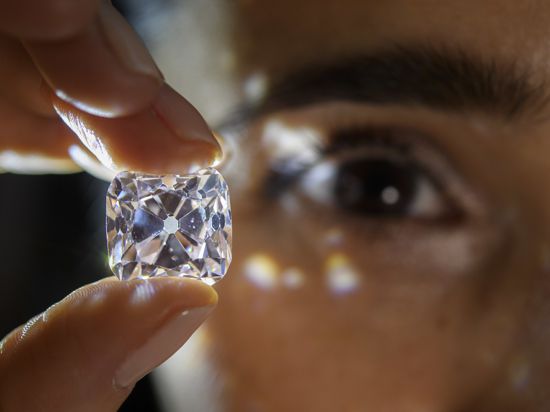 Eine Mitarbeiterin des Auktionshauses Christie's zeigt am 08.11.2017 in Genf (Schweiz) bei einer Vorabpräsentation den 19.07-Karat-Diamant «Le Grand Mazarin», der einen geschätzten Wert zwischen 6.000.000 und 9.000.000 US-Dollar hat. Die Auktion findet am 14.11.2017 statt. 