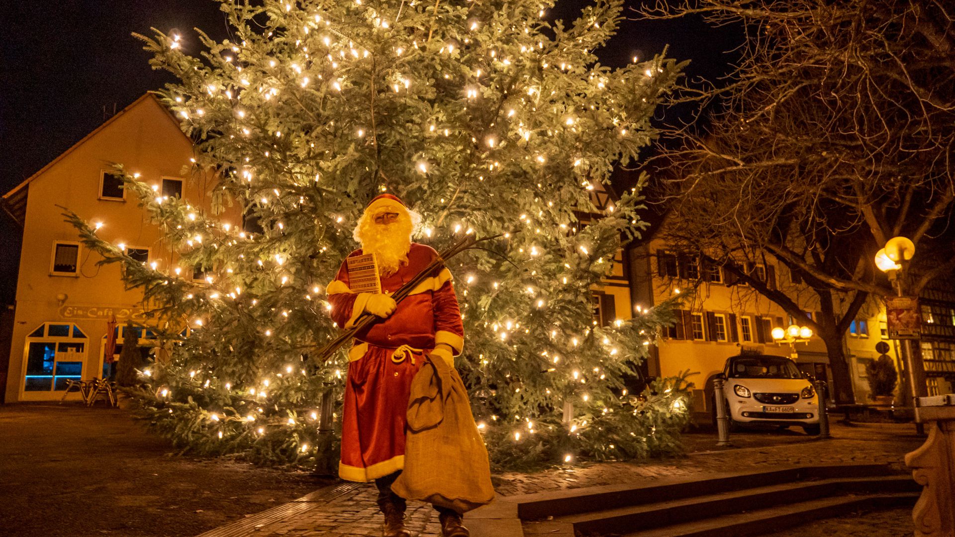 Nikolaus Pisar vor dem Weihnachtsbaum in der Heidelsheimer Ortsmitte