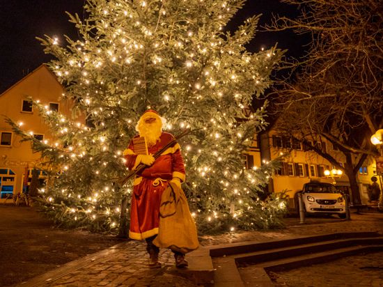 Nikolaus Pisar vor dem Weihnachtsbaum in der Heidelsheimer Ortsmitte