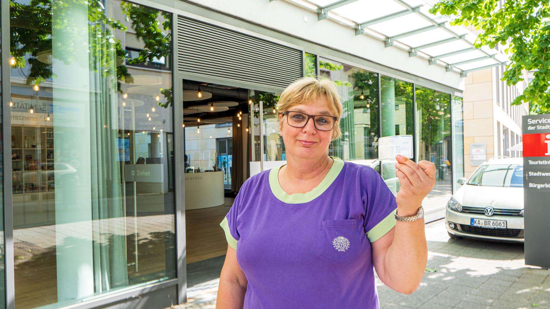 Die Bruchsalerin Petra Heckert steht mit druckfrischen Fahrschein vor der Touristinformation H7. Sie pendelt berufsbedingt nach Waghäusel – ab morgen mit dem Bus.