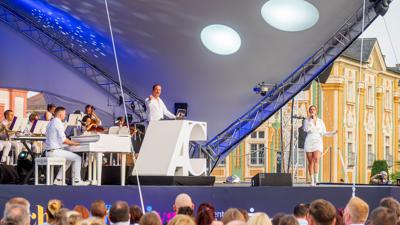 Klassik trifft auf Klassiker: Auf der Bühne vor dem Schloss sorgt DJ Alex Christensen für Partystimmung zum Abschluss des Bruchsaler Schlossfestivals.