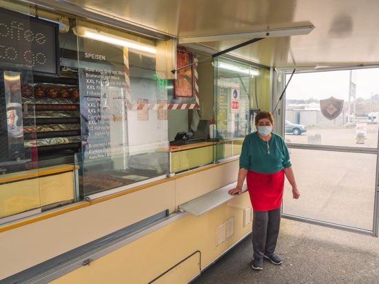  Erika Antoni am Imbisswagen in Heidelsheim. Auch hier wird das Öl knapp. Die Folge: Pommes, Bratwurst und Hähnchen werden teurer.