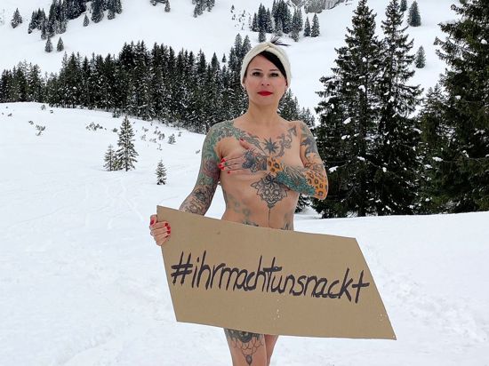 Sandra Killian, Piercerin aus Bruchsal, nackt im Schnee
