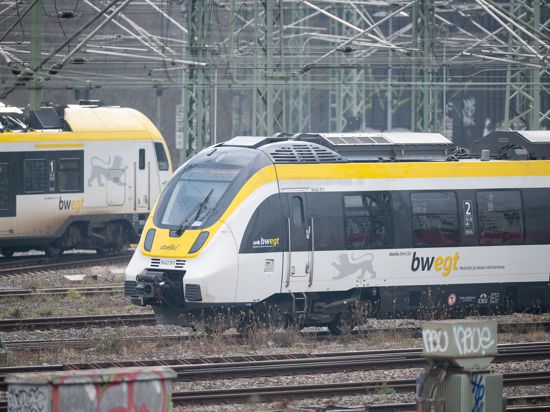 Ein Regionalzug des privaten Bahnbetreibers Abellio fährt vor dem Stuttgarter Hauptbahnhof. (zu dpa "Verkehrsminister stellt meisten Regionalbahnen gutes Zeugnis aus") +++ dpa-Bildfunk +++