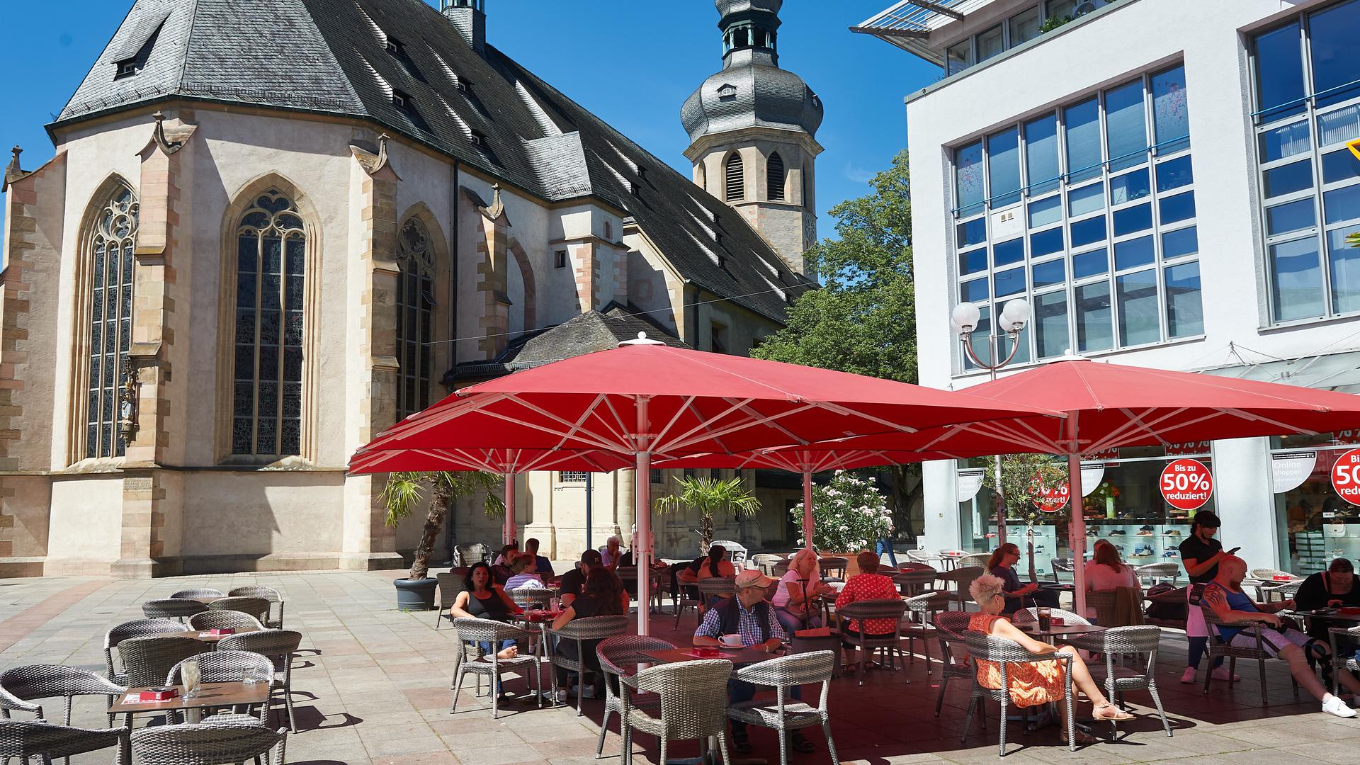 katholische Stadtkirche, Lokal Extrablatt mit Tischen im Freien und Schuhaus Berg