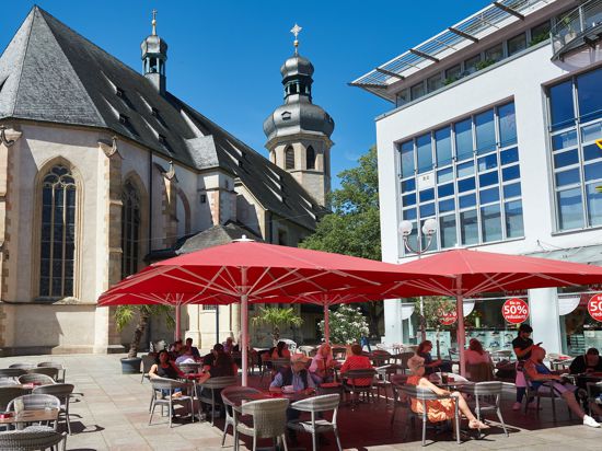 Bruchsal: katholische Stadtkirche, Lokal Extrablatt mit Tischen im Freien und Schuhhaus Berg