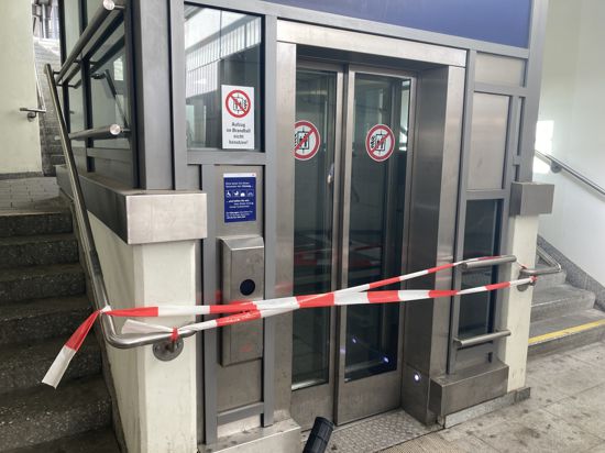 Mal wieder abgesperrt war der Aufzug auf Gleis 4/5 am Bahnhof Bruchsal. 