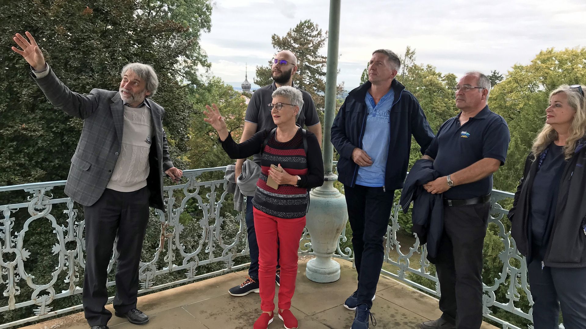 Historische Tour: Kulturabteilungsleiter Thomas Adam (links) mit angehenden Stadführern auf dem Belvedere.