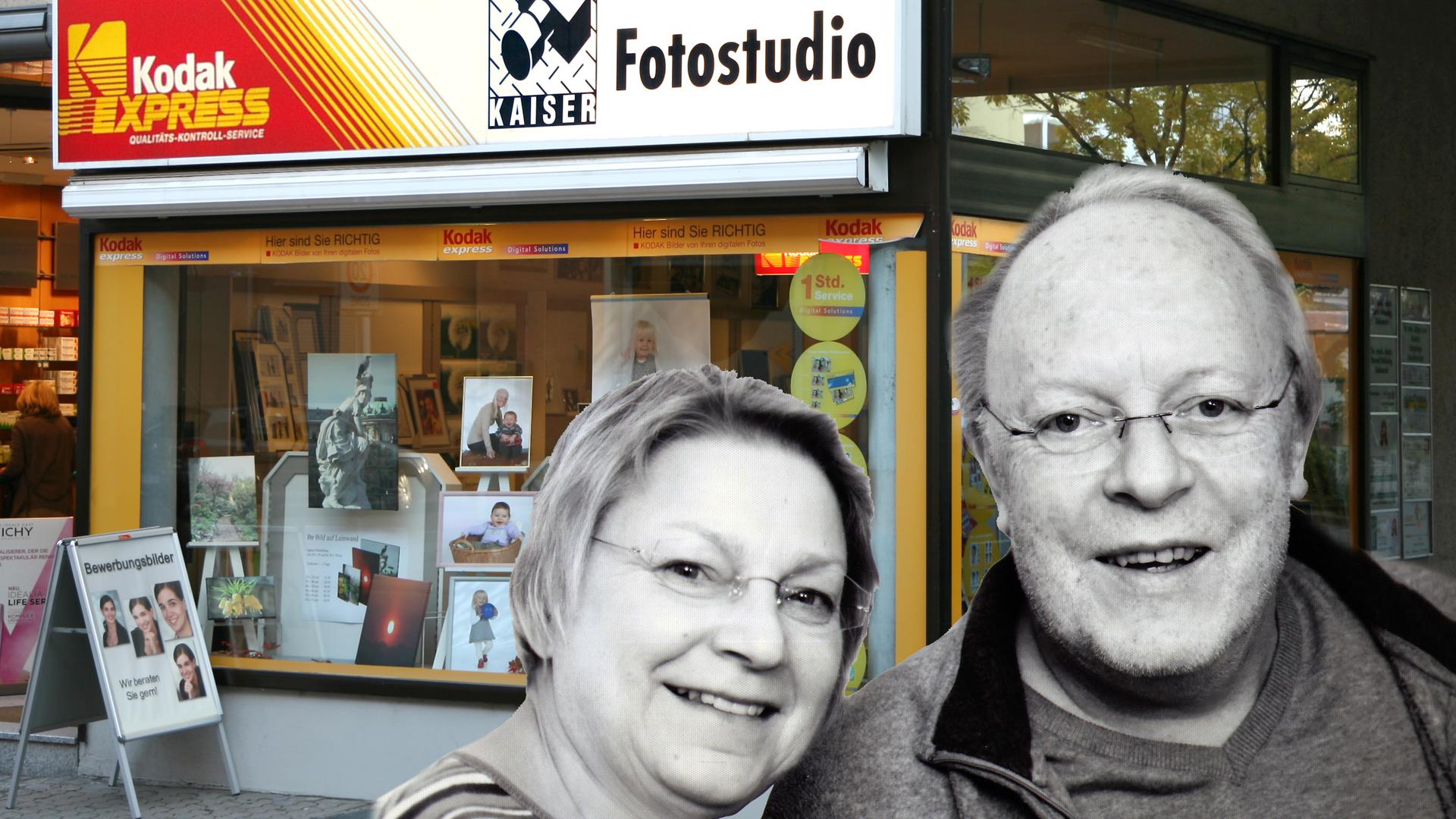 Kunstvoll in Szene gesetzt: Das Fotografenpaar Brigitte und Rolf Kaiser vor seinem Fotostudio, das jetzt schließt. 