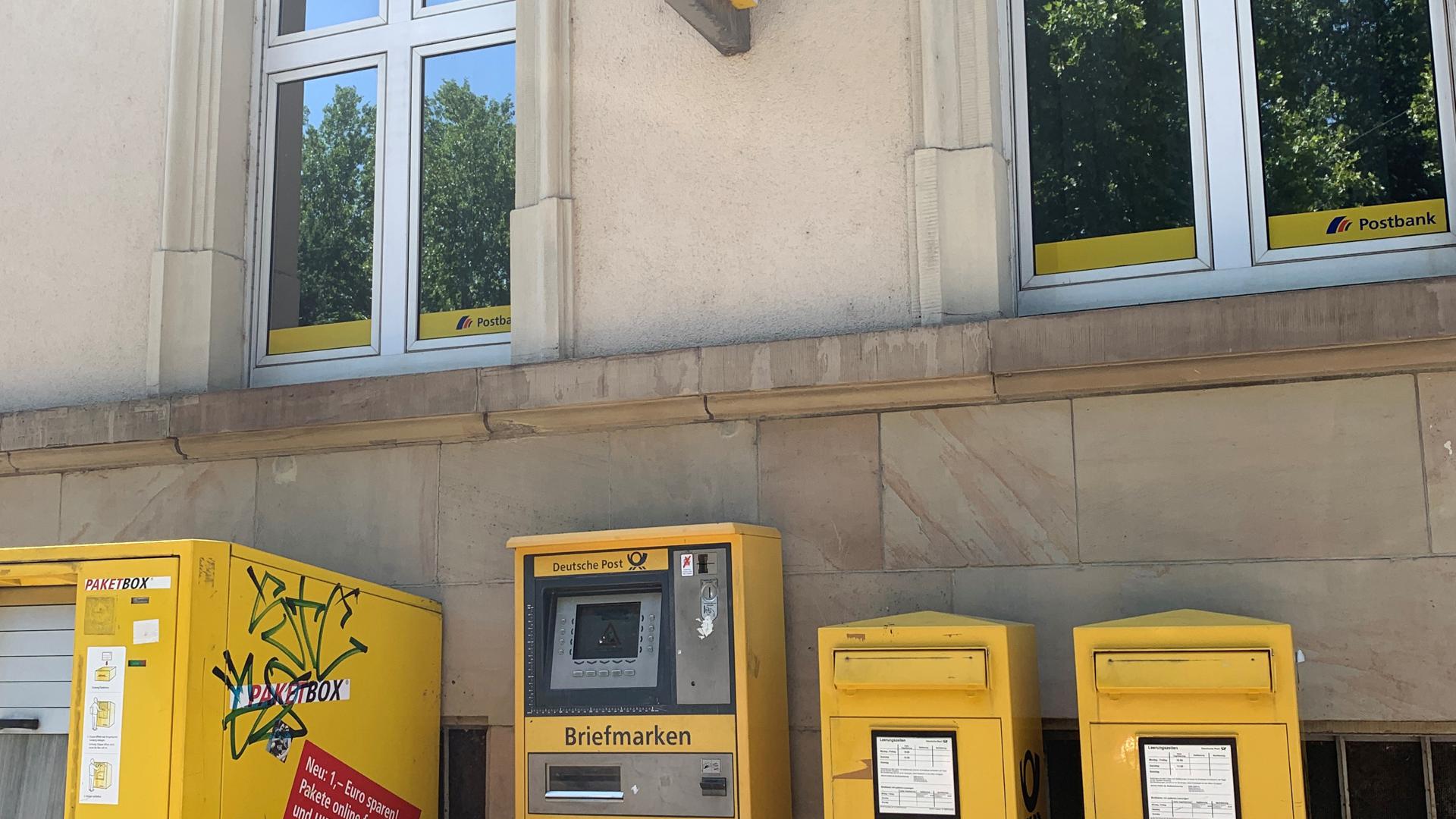 Außer Betrieb: Der Automat für Briefmarken wurde nach langer Wartezeit repariert – inzwischen ist er wieder defekt. 