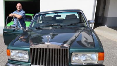 Die Luxuslimousine in der Sammlung stammt aus England: Den Rolls Royce Silver Spirit des Baujahrs 1981 hat Mike Pfeifer gegen Ersatzteile getauscht.