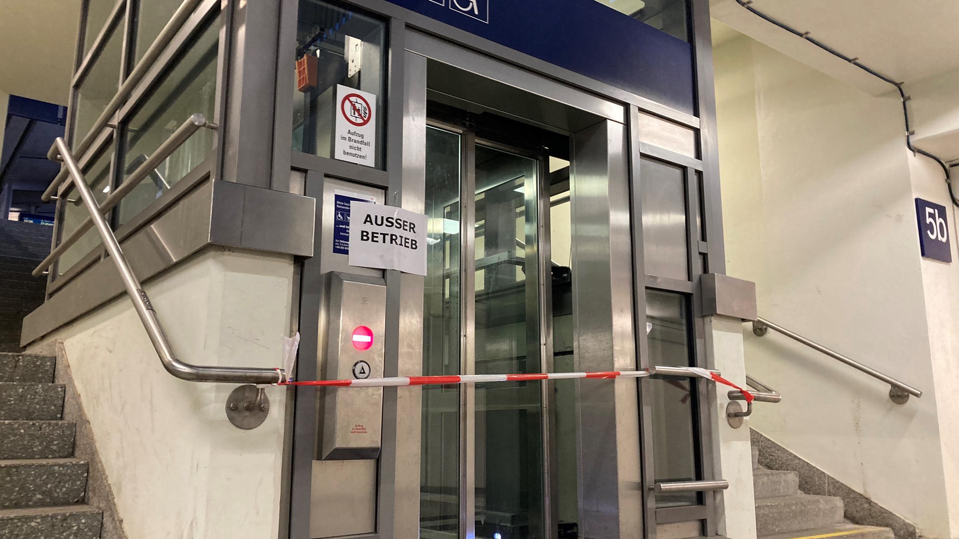 Hier hat die Feuerwehr Hand angelegt: Am Dienstagmorgen waren am Gleis 4/5 am Bruchsaler Bahnhof fünf Personen eingesperrt. Sie mussten mit schwerem Gerät befreit werden. Seither ist der Aufzug defekt. 