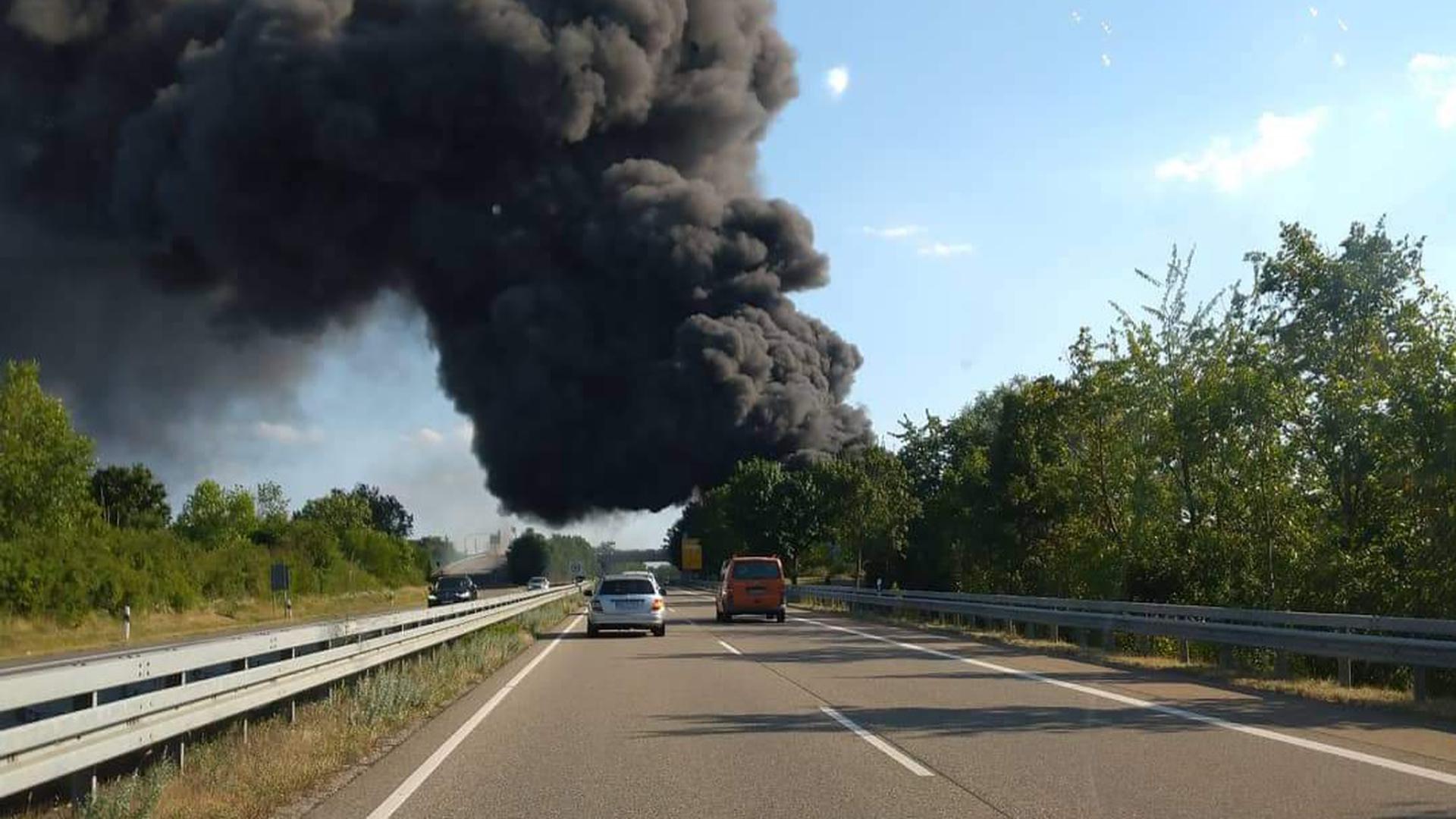 In einer Recyclingfirma in Hockenheim ist ein Feuer ausgebrochen. Riesige schwarze Rauchwolken zogen über die angrenzende B39. 