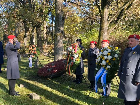Bruchsals Oberbürgermeisterin Cornelia Petzold-Schick beim Gedenken an die gefallenen Soldaten der beiden Weltkriege am Volkstrauertag am 13. November 2022. 