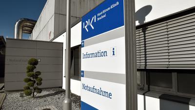 Ein Schild an der Fürst-Stirum-Klinik in Bruchsal weist den Weg in die Notaufnahme und zur Information.