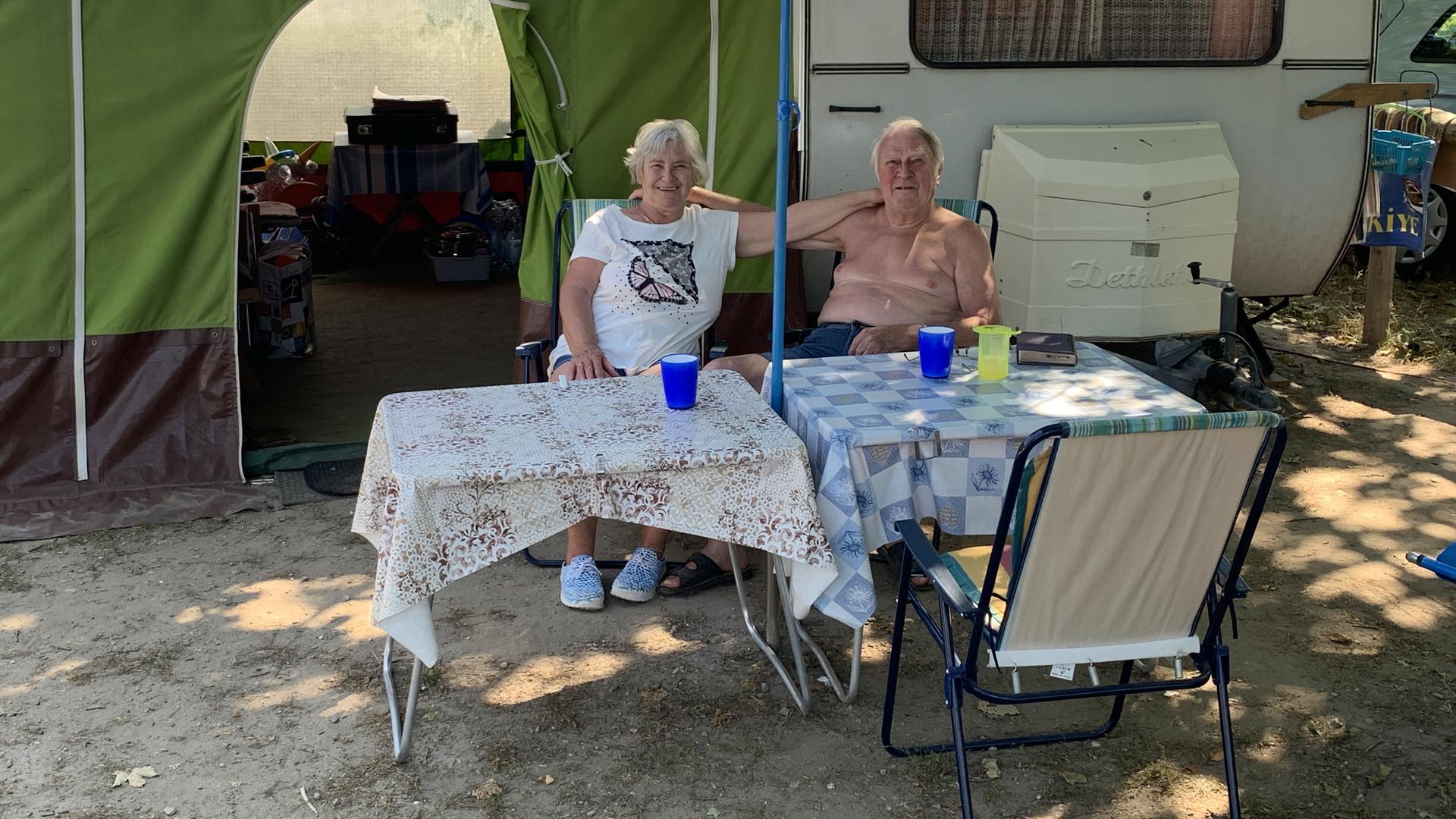 Entspannen im Schatten: Klaus und Manuela Voigt aus dem thüringischen Greußen genießen die Sommertage am Hardtsee in Ubstadt-Weiher, die passionierten Camper kommen seit 17 Jahren hierher. 
Foto: Christof Bindschädel