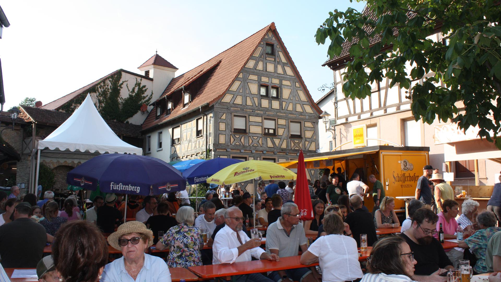 Die historischen Gassen rund um die Burg in Obergrombach waren beim Straßenfest gefüllt. Nach mehrjähriger Pause fand die Veranstaltung wieder statt. 