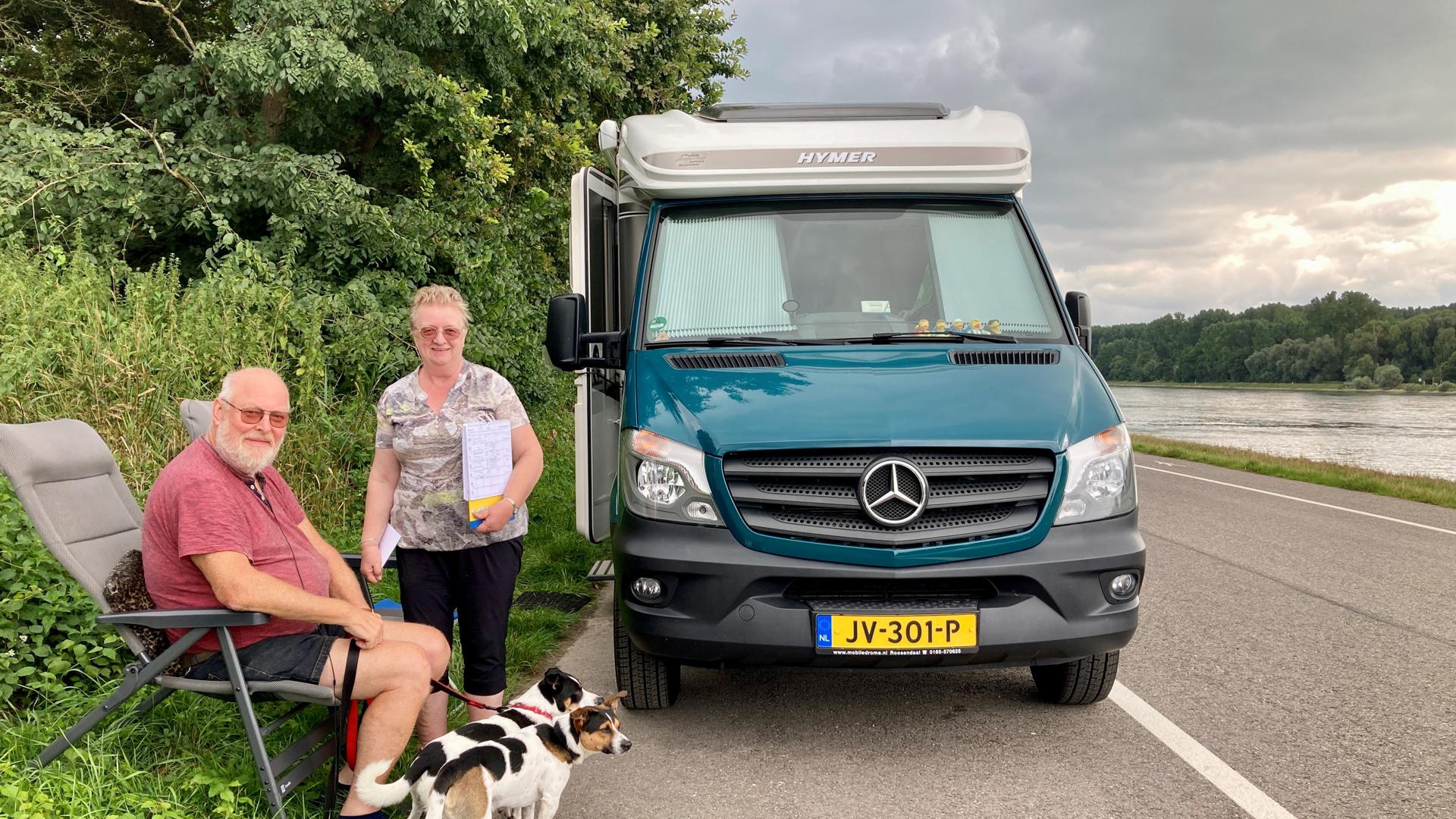 Einen Zwischenstopp auf dem Weg in den Schwarzwald haben Hans und Nel de Zeeuw aus Holland bei der Fähre in Leopoldshafen eingelegt. Sie sind mit ihrem Camper bei Wind und Wetter unterwegs. 