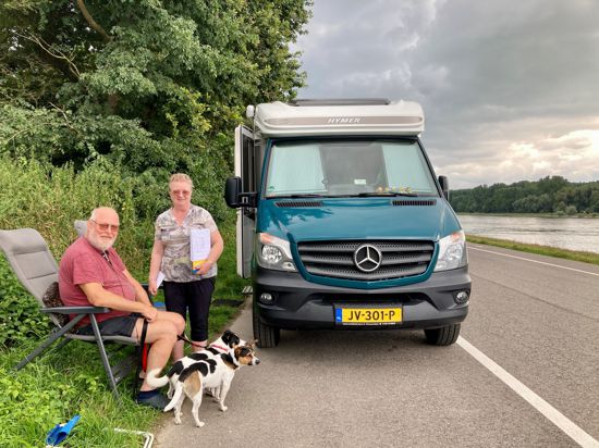 Einen Zwischenstopp auf dem Weg in den Schwarzwald haben Hans und Nel de Zeeuw aus Holland bei der Fähre in Leopoldshafen eingelegt. Sie sind mit ihrem Camper bei Wind und Wetter unterwegs. 