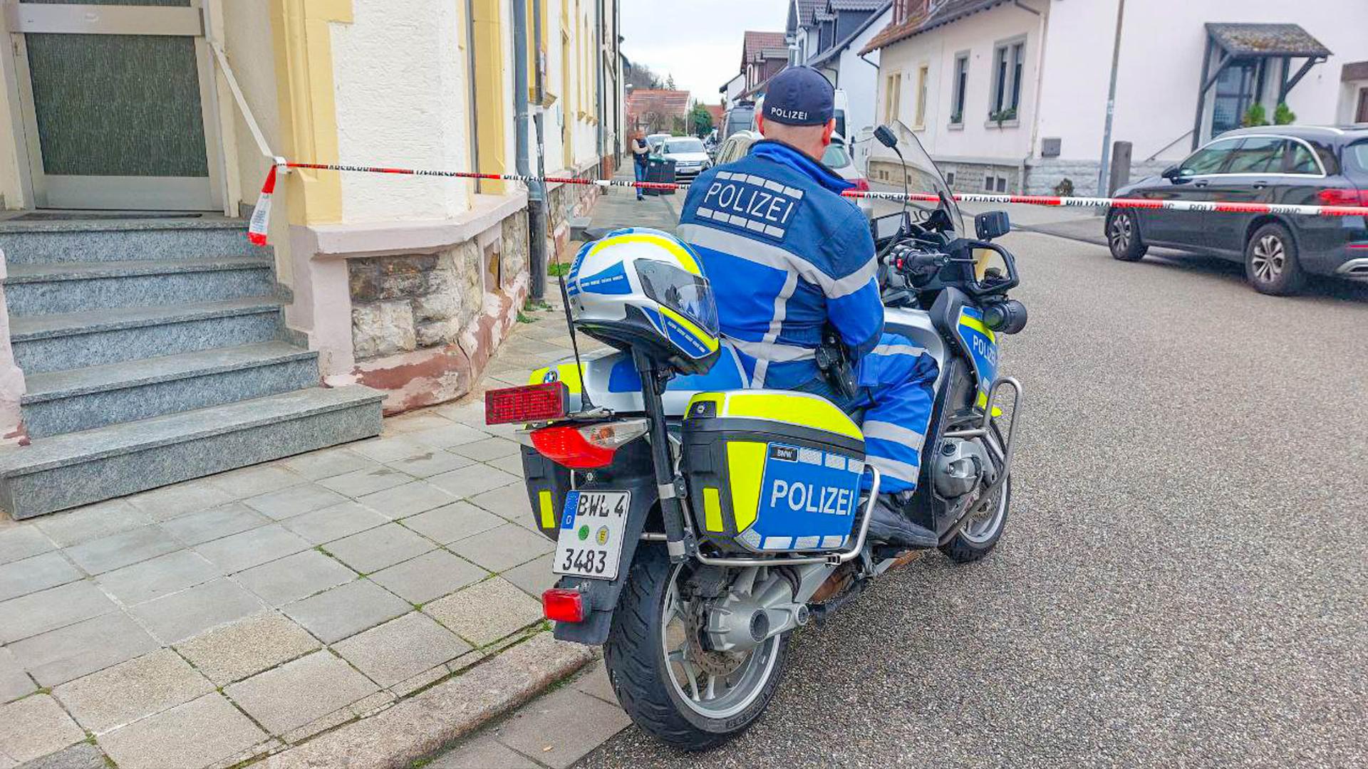 Polizeieinsatz in Bruchsal: Seit Dienstagmorgen sind Kriminalbeamte in der Wiesenstraße beschäftigt. Sie durchsuchen eine Wohnung. Es geht um den Verdacht der Volksverhetzung. 