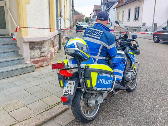Polizeieinsatz in Bruchsal: Seit Dienstagmorgen sind Kriminalbeamte in der Wiesenstraße beschäftigt. Sie durchsuchen eine Wohnung. Es geht um den Verdacht der Volksverhetzung. 