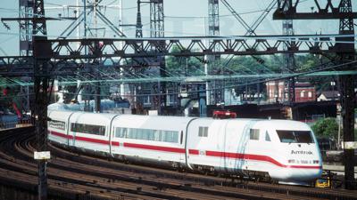 Seltene Aufnahme: Der heutige ICE Bruchsal im Jahr 1993 im Bahnhof von Connecticut (USA). Anstelle des Logos der Deutschen Bahn ist auf der Zugfront der Schriftzug der amerikanischen Eisenbahngesellschaft Amtrak aufgedruckt.