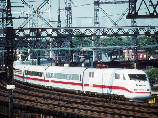 Seltene Aufnahme: Der heutige ICE Bruchsal im Jahr 1993 im Bahnhof von Connecticut (USA). Anstelle des Logos der Deutschen Bahn ist auf der Zugfront der Schriftzug der amerikanischen Eisenbahngesellschaft Amtrak aufgedruckt.