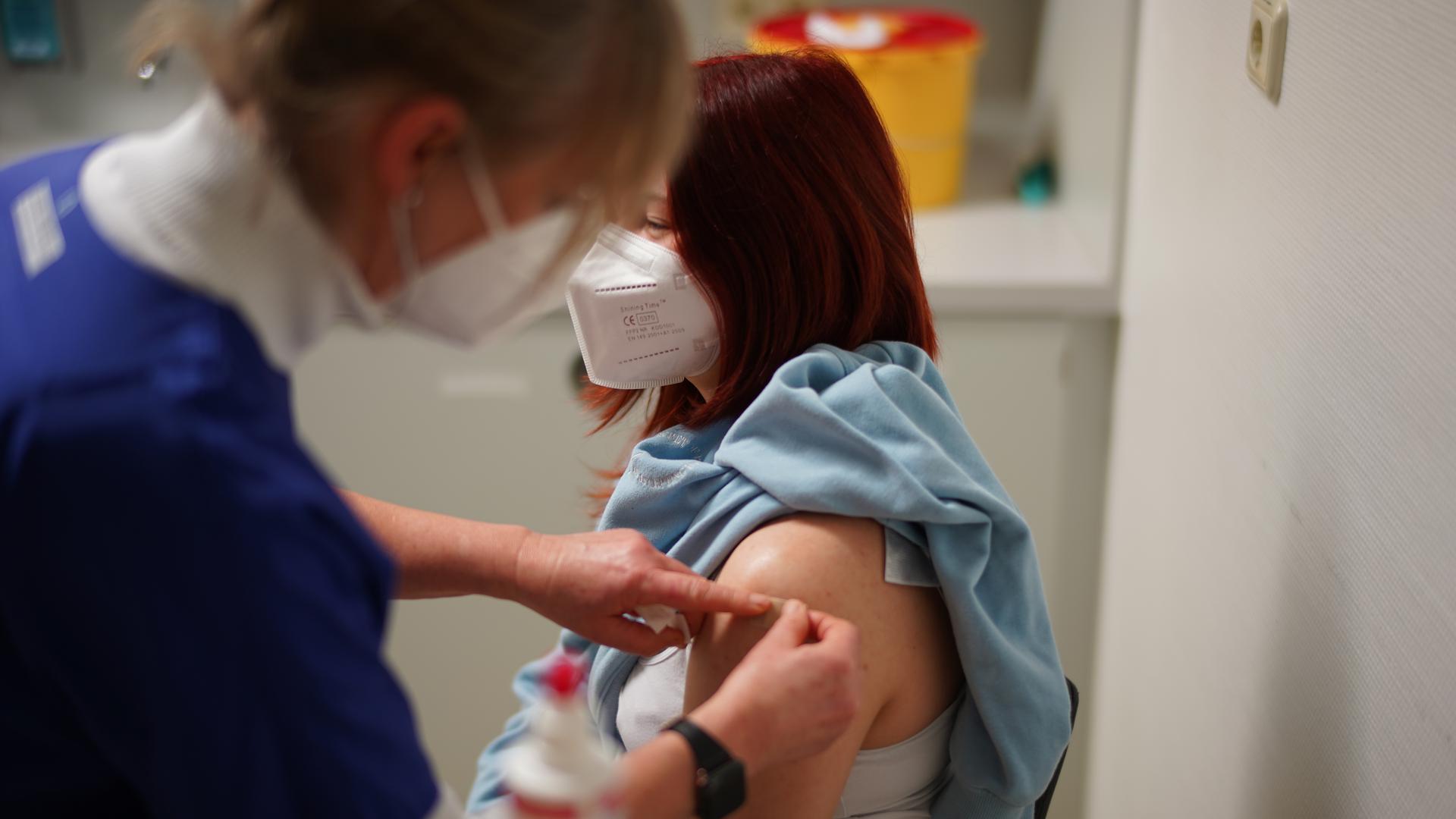 Pflaster nach dem Piks: Die 14-jährige Anastasia Messer aus der Nähe von Östringen war bei der Impfaktion an der Fürst-Stirum-Klinik mit dabei.  