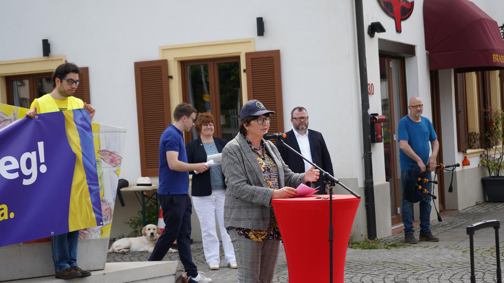 Am Mikrofon mit Europa-Mütze: Oberbürgermeisterin Cornelia Petzold-Schick sagte, dass es kaum einen sinnbildlicheren Tag als den 8. Mai gebe, um für den Frieden auf die Straße zu gehen.