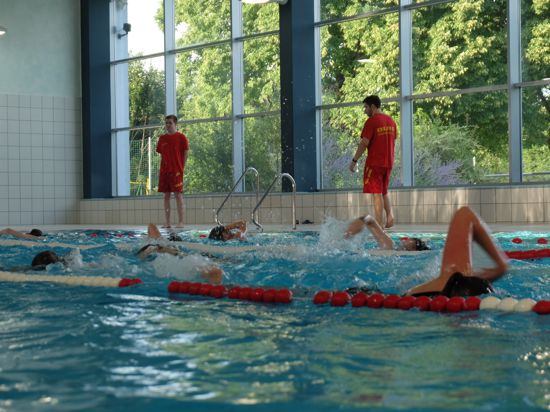 Bilder aus einem Schwimmtraining der DLRG im Hallenbad Heidelsheim aus dem Jahr 2022. 