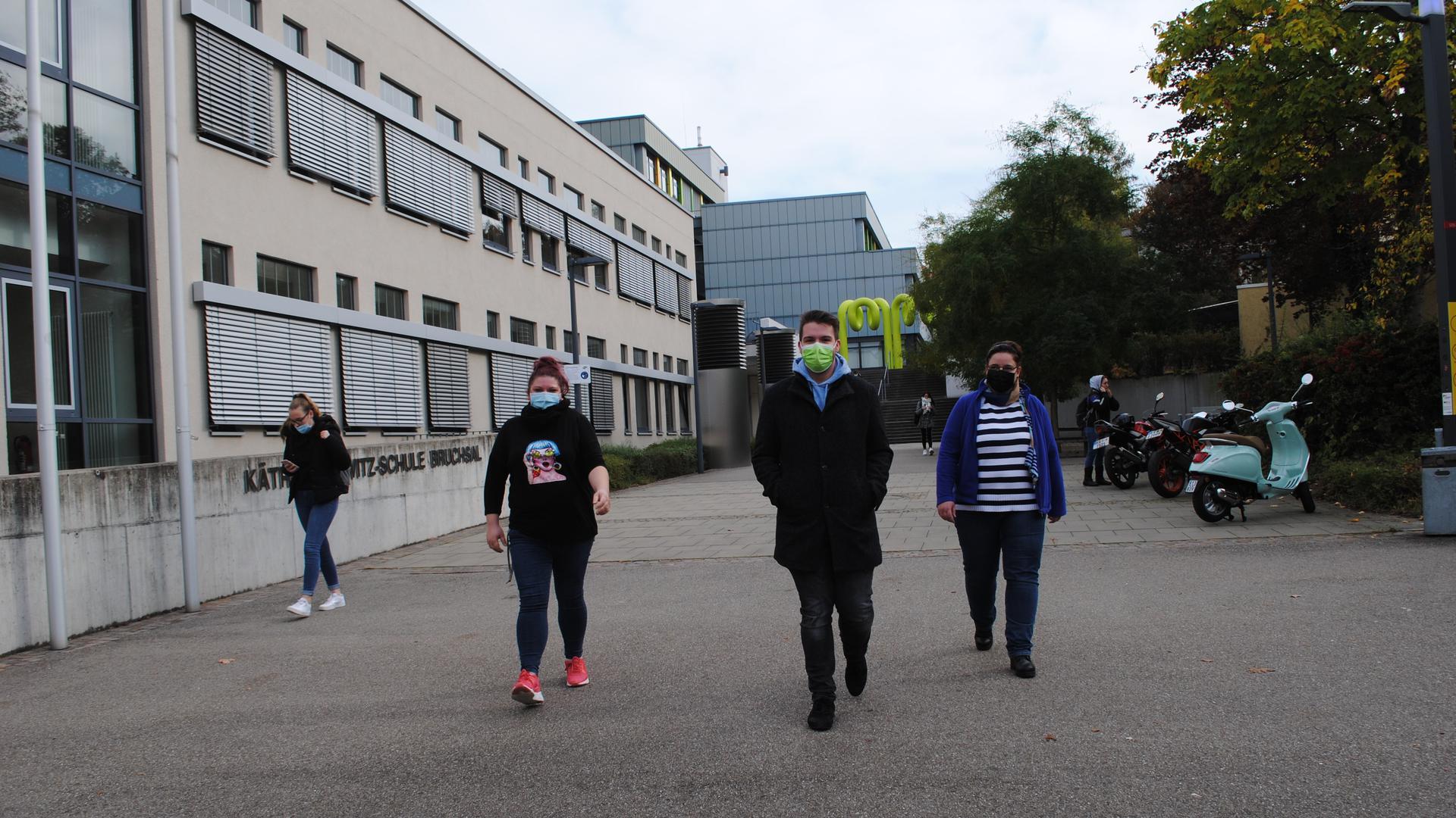 Maskenpflicht auf dem Schulgelände: Kathrin Seeger (35), Lukas Funk (24) und Verena Schreier (38), Schüler der Käthe-Kollwitz-Schule, halten sich an die Corona-Regeln.