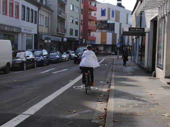 Fahrradfahrerin auf dem Fahrradweg auf der Schlossachse Richtung Innenstadt 