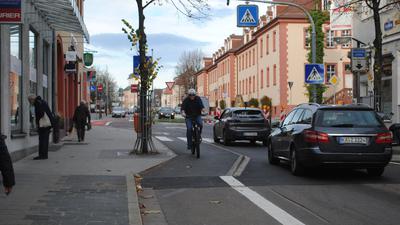 Ein Fahrradfahrer ist auf der Schlossachse in Richtung Innenstadt auf dem Fahrradstreifen unterwegs. 