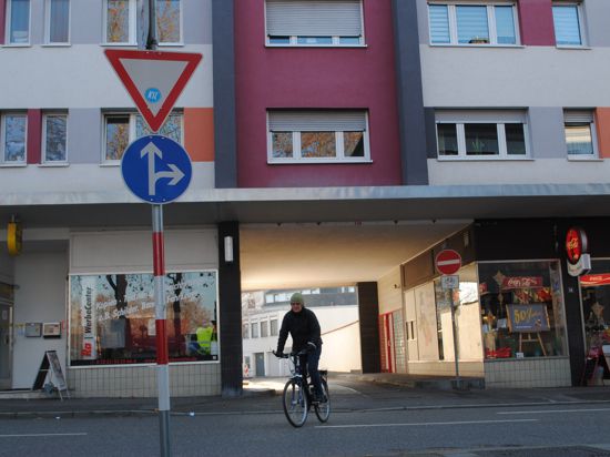 Britta Brandstäter überquert mit dem Fahrrad die Schlossstraße 