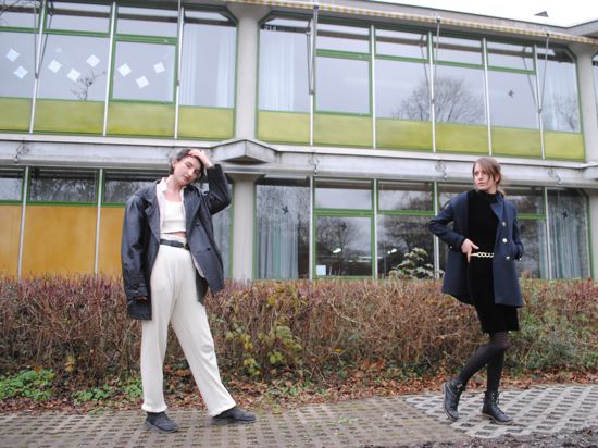 Mareike Hemmes und Josefine Gulden stehen vor der Balthasar-Neumann-Schule 