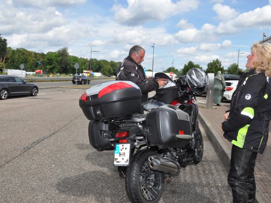 Die Motorradfahrer Michael und Gerlis kurz vor der Abfahrt in Richtung Heimat bei Adenau. In Bruchsal haben sie noch einmal einen Stopp eingelegt.