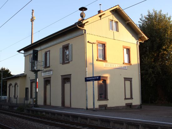 Das Bahnhofsgebäude Heidelsheim im Licht der untergehenden Sonne.