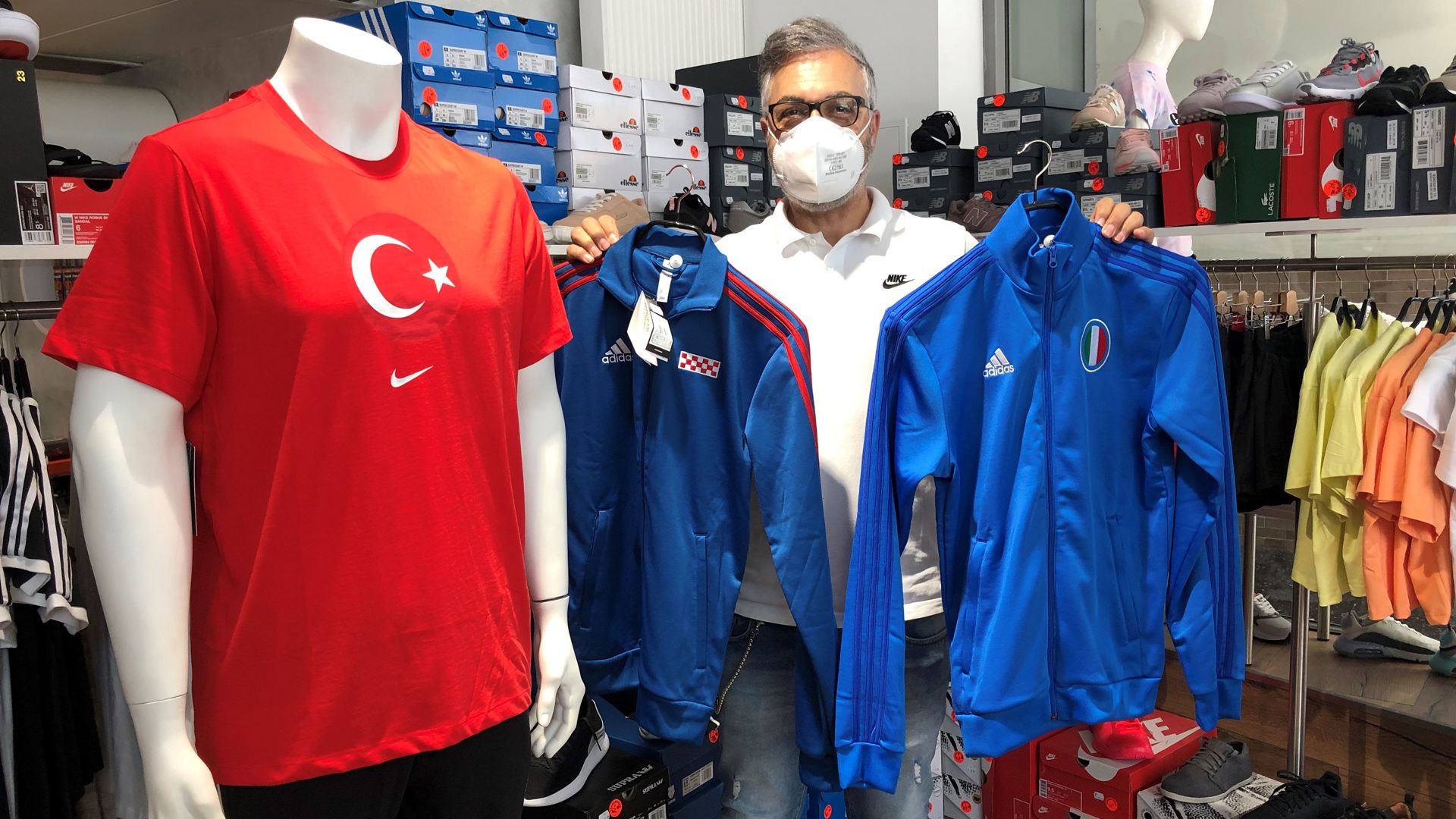 Daimi Yildiz mit ausländischen Trikots im Sportgeschäft Home run Styles Bruchsal