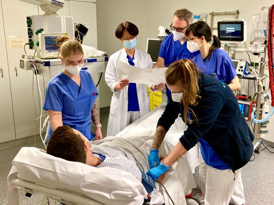 Im Schockraum der zentralen Notaufnahme an der Fürst-Stirum-Klinik Bruchsal versorgt die ärztliche Leiterin Martina Grzenkowski (im weißen Kittel) und ihre Kollegen Patienten, die lebensgefährlich verletzt wurden. 
