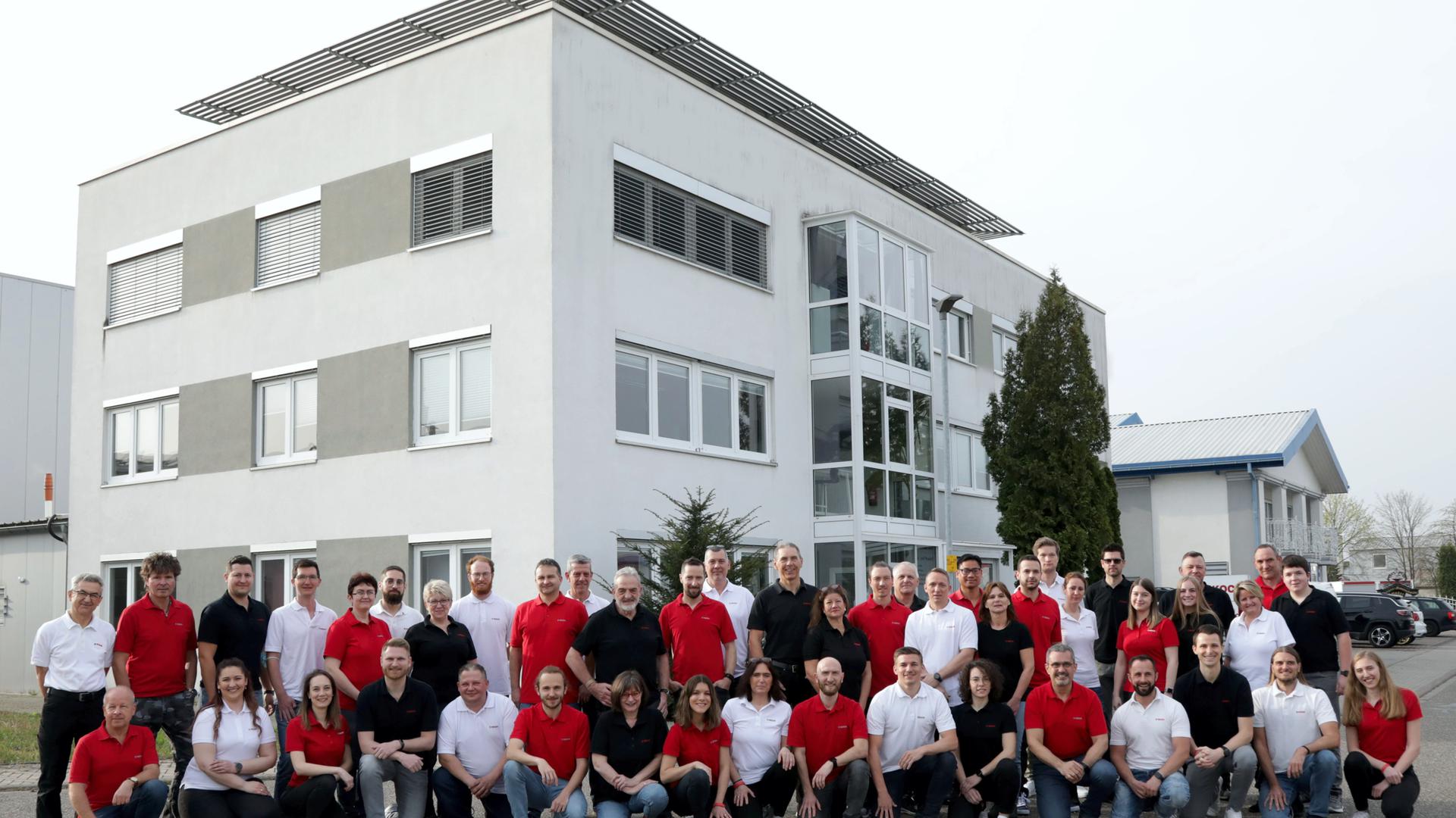 Das Team der Michael Koch GmbH vor dem Fabrikle. Das Unternehmen zählt zu den wachstumsstarken Familienunternehmen in Ubstadt-Weiher.