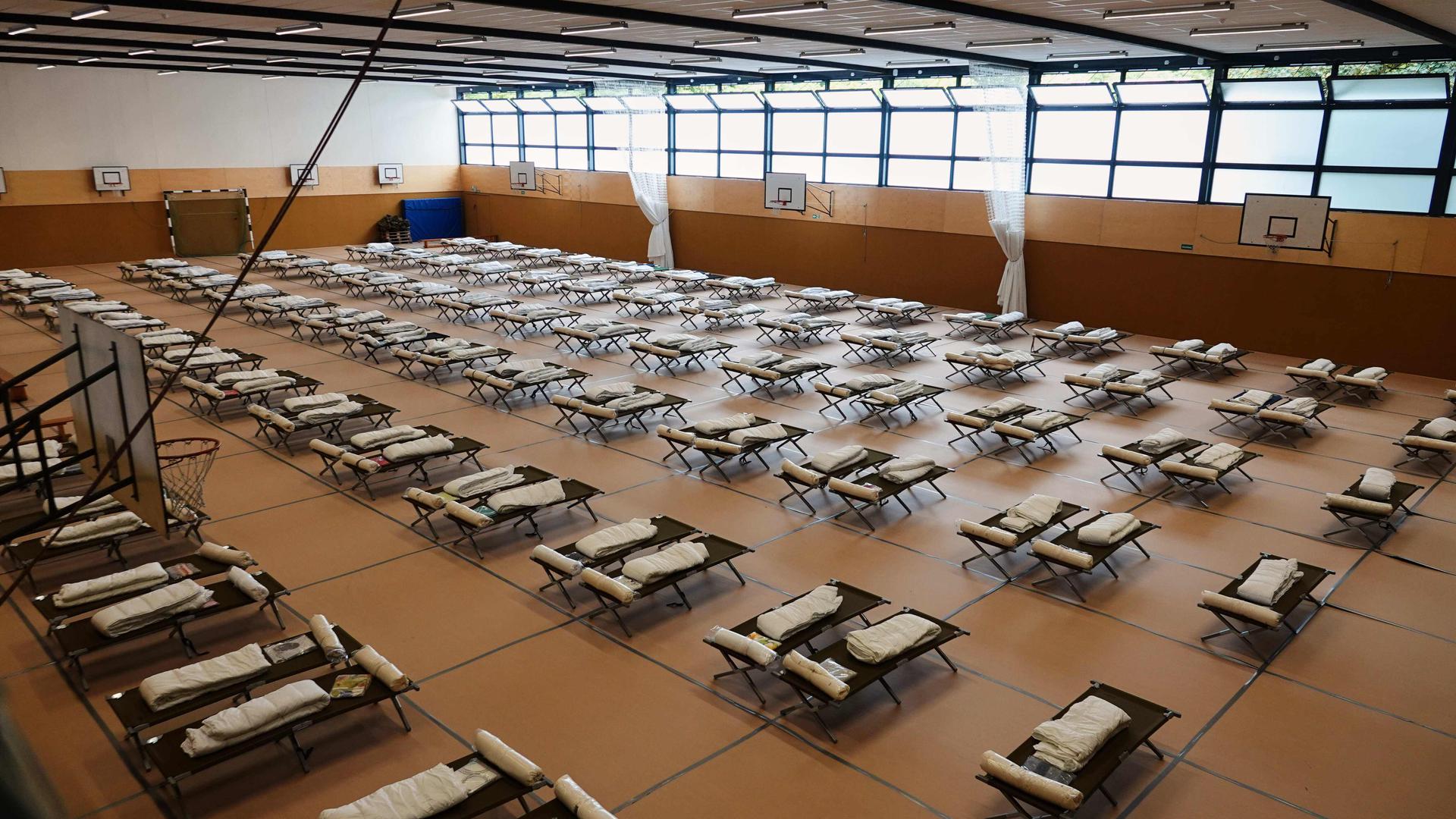 Feldbetten stehen in einer Notunterkunft für ukrainische Flüchtlinge. Die erste von insgesamt fünf Unterkunft mit je 150 Betten wurde in der Sporthalle der Beruflichen Schule Fahrzeugtechnik eingerichtet. (zu dpa «Bis Jahresende mindestens 2000 neue Plätze für Flüchtlinge in Hamburg») +++ dpa-Bildfunk +++