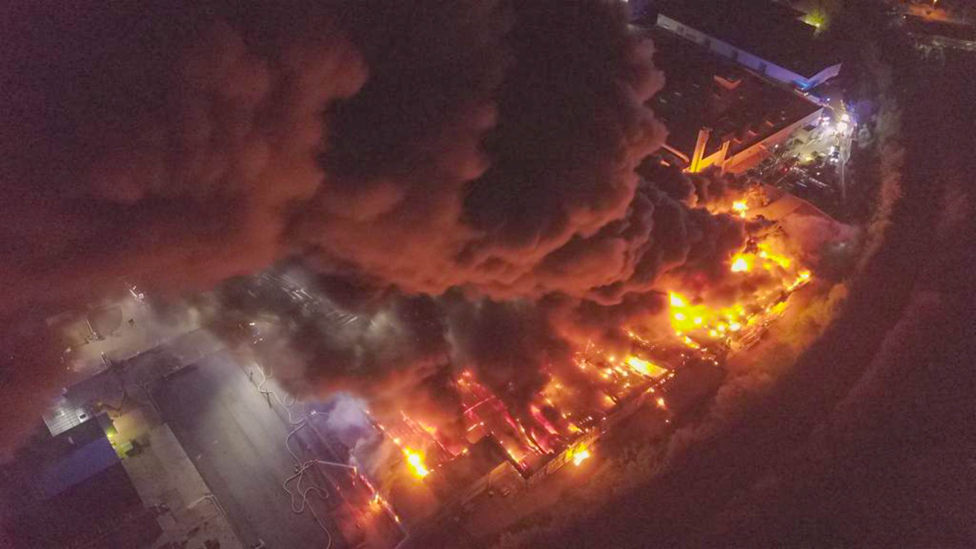 Die Aufnahmen einer Drohne zeigen das Ausmaß des Brandes in Bruchsal in der Nacht von Sonntag auf Montag. Aschefetzen verteilten sich über die gesamte Stadt.