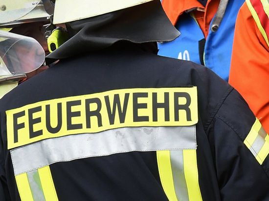 Der Schriftzug Feuerwehr steht während einer Rettungs-Übung auf der Jacke eines Feuerwehrmanns. 