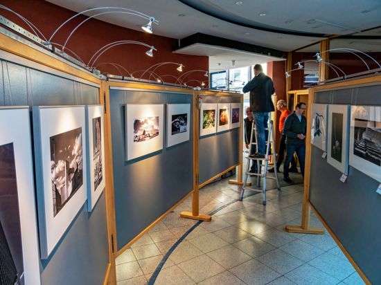 Drei Tage lang bauten die Mitglieder der Heidelsheimer Fotofreunde die Stellwände zur 23. Fotoausstellung in der Diedtrich-Bonhoeffer-Schule in Heidelsheim auf. Der Verein feiert sein 40-jähriges Bestehen.