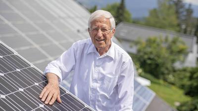 Franz Alt steht an einer Solaranlage auf seinem Wohnhaus
