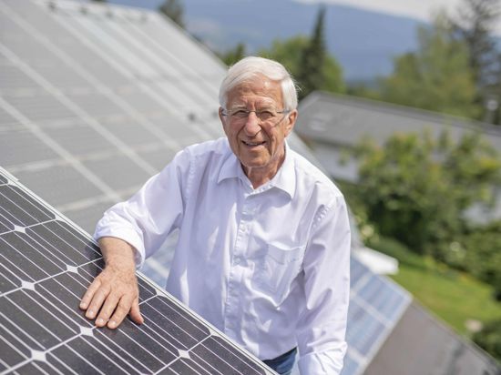 Franz Alt steht an einer Solaranlage auf seinem Wohnhaus