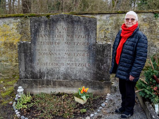 Marianne Keller besucht auch heute wieder das Familiengrab auf dem Bruchsaler Friedhof, wo ihre drei Schwestern und ihre Eltern begraben sind.