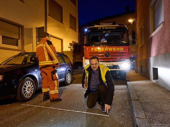 nachts unterwegs mit der Feuerwehr Bruchsal in engen Straßen Zwerchstraße