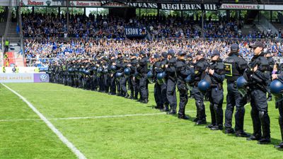 Feature, Sicherheitskraefte der Polizei riegeln das Spielfeld nach Spielende ab.

GES/ Fussball/ Badischer Fussball-Verband Pokal-Finale: Karlsruher SC - SV Waldhof Mannheim, 26.05.2019